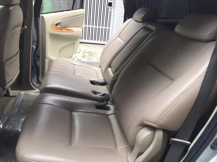 Nhà cần bán Innova 2008 số sàn màu bạc xe gia đình dùng giữ kỹ.
