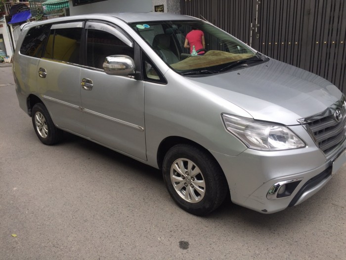 Nhà cần bán Innova 2008 số sàn màu bạc xe gia đình dùng giữ kỹ.