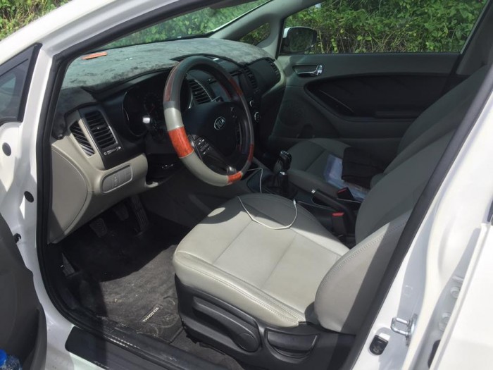 Kia K3 1.6 2016 số sàn màu trắng xinh xắn lăn bánh