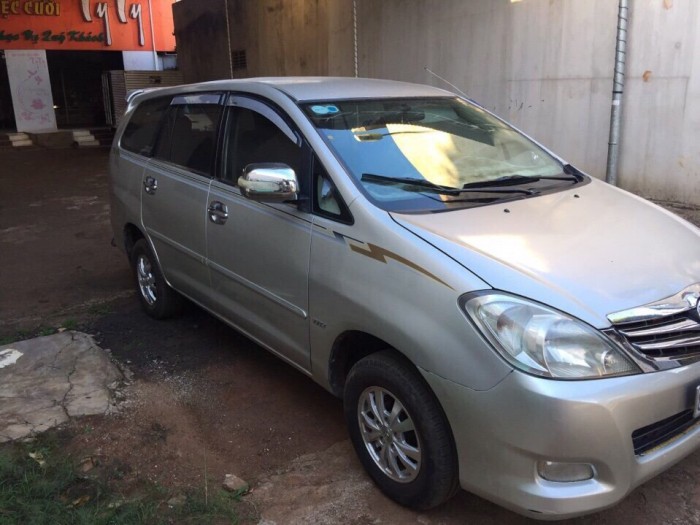 Cần bán con Innova 2008 số sàn màu bạc odo 90.000km xe đẹp chất