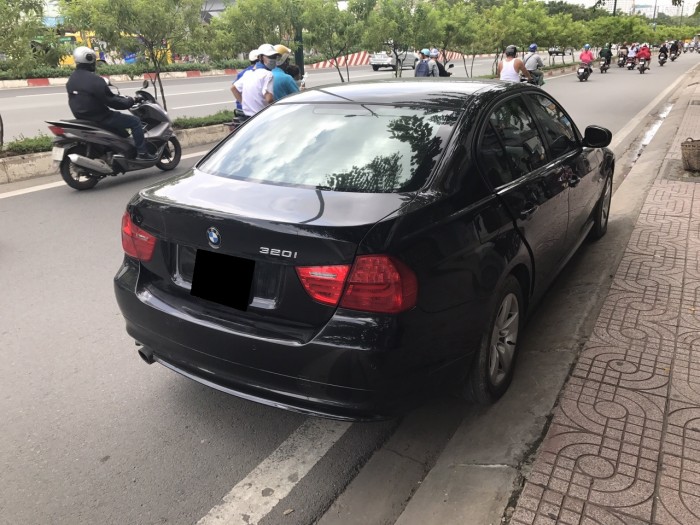 Cần bán xe Bmw 320i 2010 màu đen vip odo 70.000km