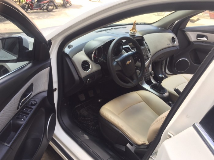 Em cần bán xe Chevrolet Cruze LT 2013 số sàn màu trắng