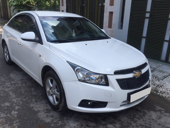 Em cần bán xe Chevrolet Cruze LT 2013 số sàn màu trắng