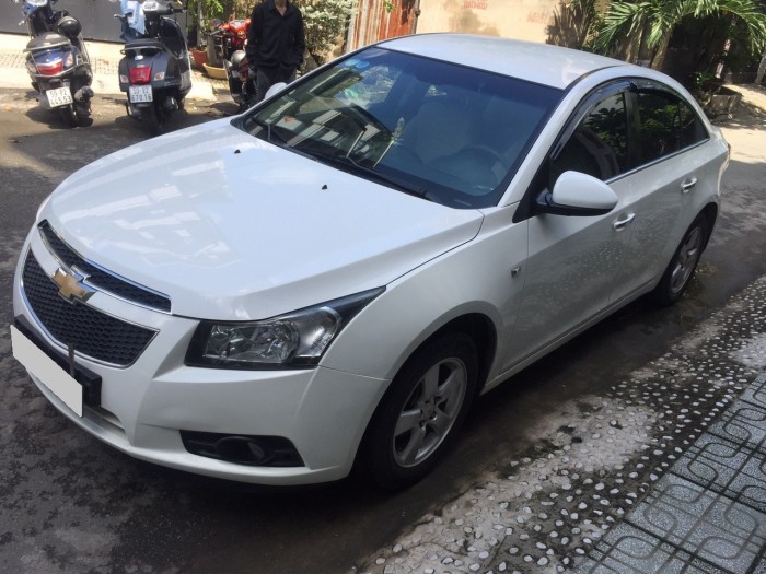 Em cần bán xe Chevrolet Cruze LT 2013 số sàn màu trắng