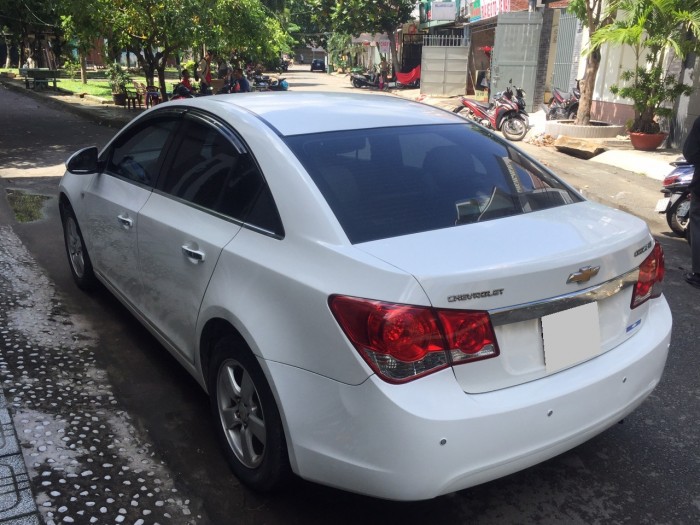 Em cần bán xe Chevrolet Cruze LT 2013 số sàn màu trắng
