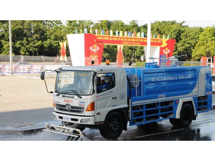 Xe hino fc tưới đường