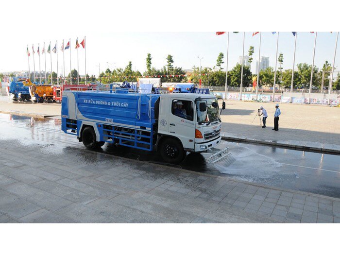 Xe hino fc tưới đường