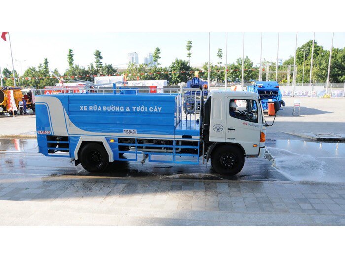 Xe hino fc tưới đường