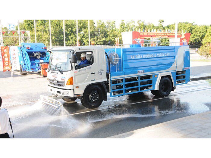 Xe hino fc tưới đường