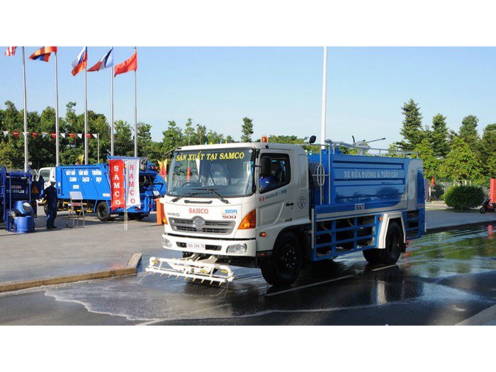 Xe hino fc tưới đường
