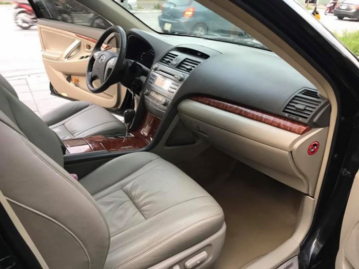 Bán Toyota Camry 2.4G 2010/ màu đen/ xe đi 8 vạn/options