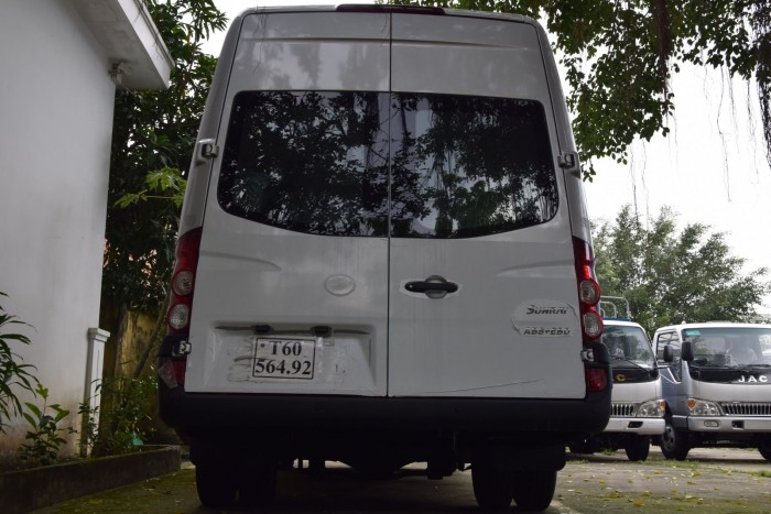 Xe du lịch jac 16 Chỗ đời mới 2017, xe được trang bị bánh sau 2 bánh đôi