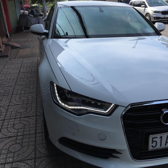 Cần bán chiếc Audi a6 2014 màu trắng zin từ trên xuống dưới 99%new