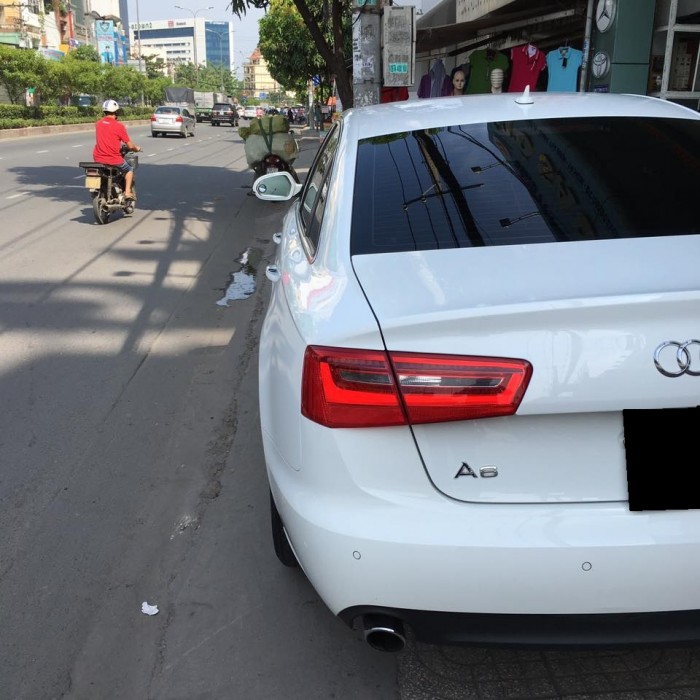 Cần bán chiếc Audi a6 2014 màu trắng zin từ trên xuống dưới 99%new