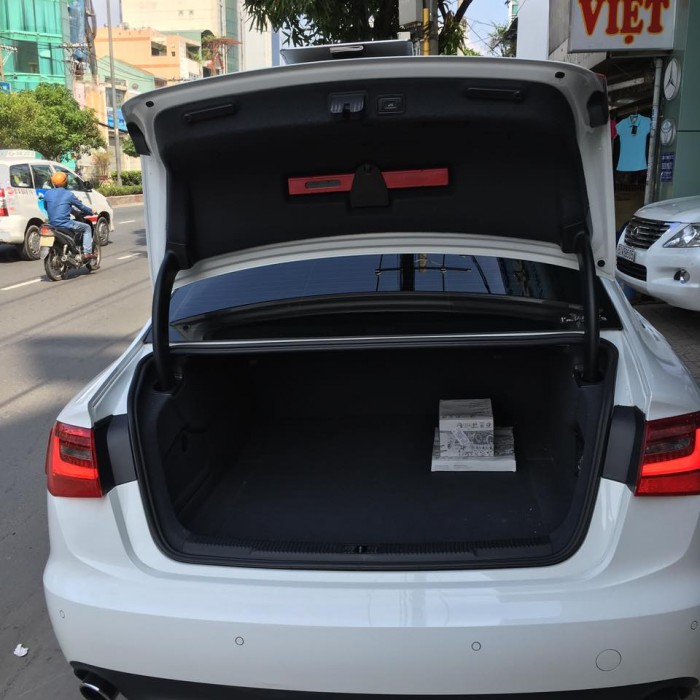 Cần bán chiếc Audi a6 2014 màu trắng zin từ trên xuống dưới 99%new