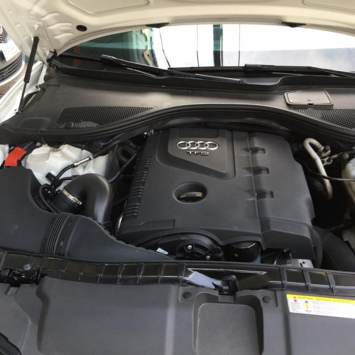 Cần bán chiếc Audi a6 2014 màu trắng zin từ trên xuống dưới 99%new