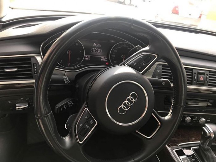 Cần bán chiếc Audi a6 2014 màu trắng zin từ trên xuống dưới 99%new