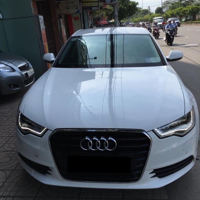 Cần bán chiếc Audi a6 2014 màu trắng zin từ trên xuống dưới 99%new