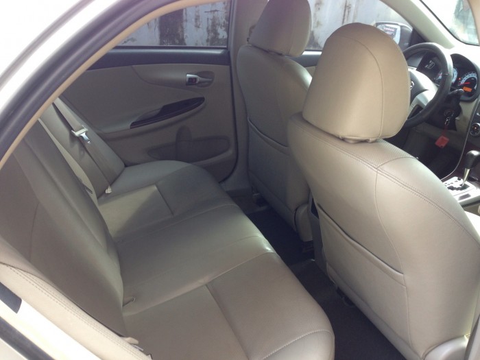 Nhà cần bán nhanh con Toyota Altis màu bạc 2010 1.8 tự động