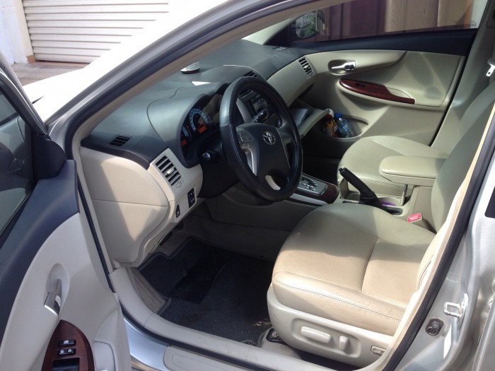 Nhà cần bán nhanh con Toyota Altis màu bạc 2010 1.8 tự động