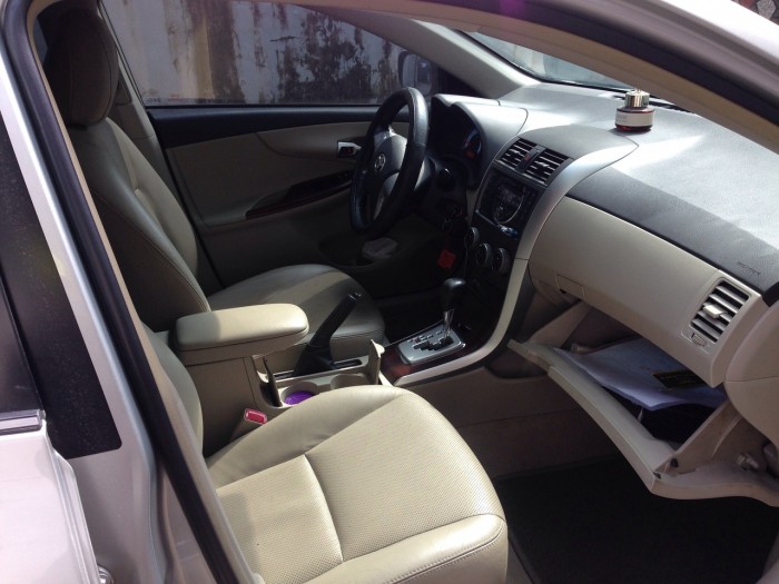 Nhà cần bán nhanh con Toyota Altis màu bạc 2010 1.8 tự động