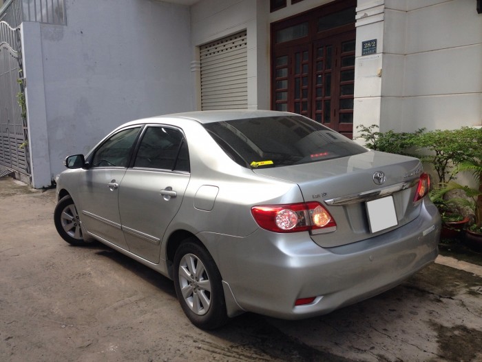 Nhà cần bán nhanh con Toyota Altis màu bạc 2010 1.8 tự động