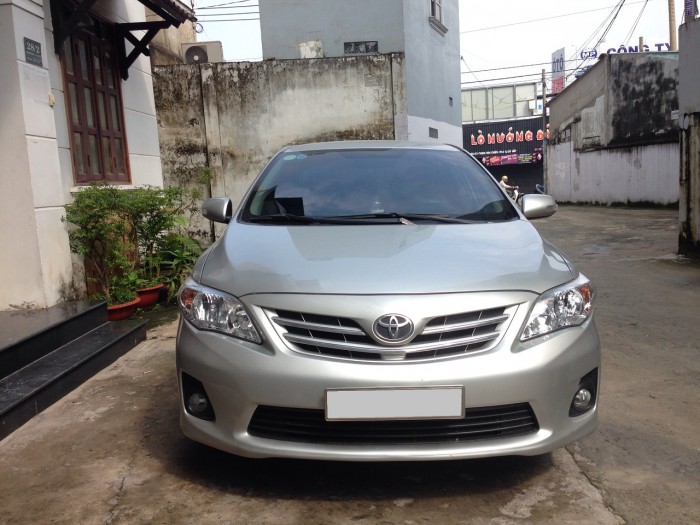 Nhà cần bán nhanh con Toyota Altis màu bạc 2010 1.8 tự động