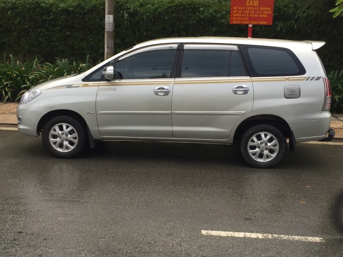 Cần bán con Innova 2007 số sàn màu ghi-vàng odo 65.000km