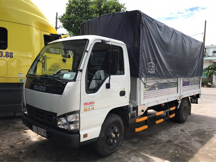Xe tải isuzu thùng mui bạt vào thành phố tải trọng 2,2 tấn