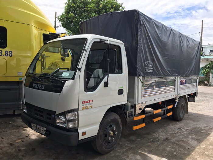 Xe tải isuzu thùng mui bạt vào thành phố tải trọng 2,2 tấn