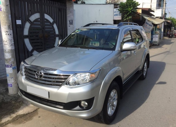 Nhà cần bán xe Toyota Fortuner V 2013 tự động máy xăng