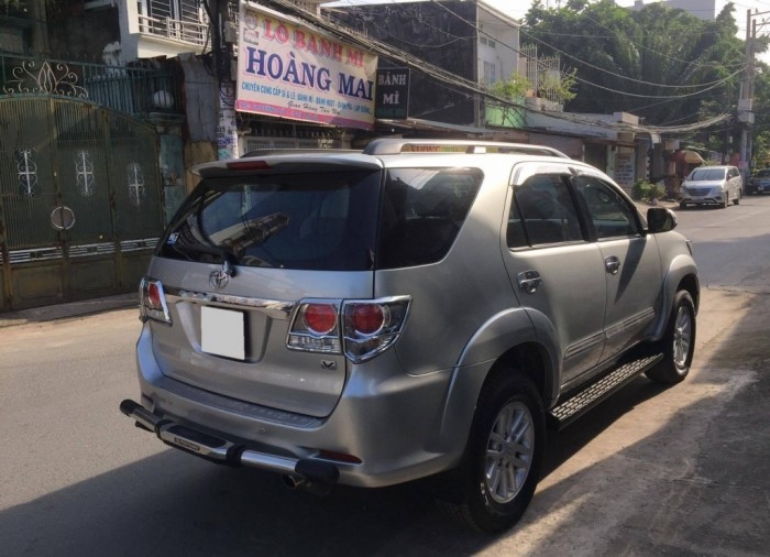 Nhà cần bán xe Toyota Fortuner V 2013 tự động máy xăng