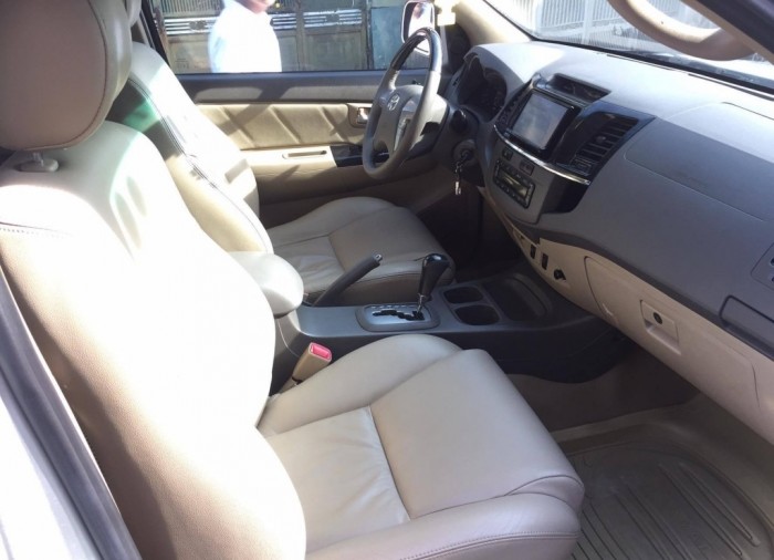 Nhà cần bán xe Toyota Fortuner V 2013 tự động máy xăng