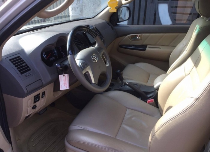 Nhà cần bán xe Toyota Fortuner V 2013 tự động máy xăng
