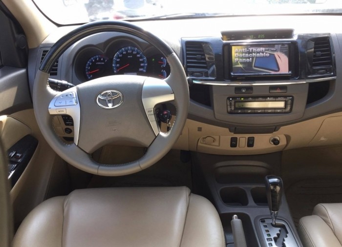 Nhà cần bán xe Toyota Fortuner V 2013 tự động máy xăng