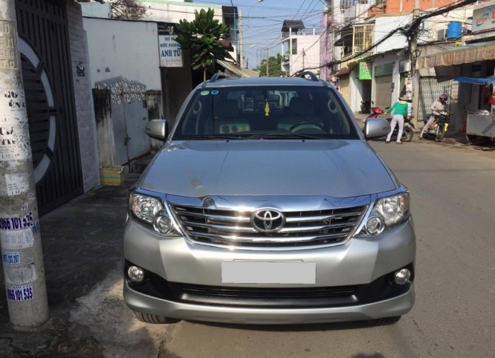 Nhà cần bán xe Toyota Fortuner V 2013 tự động máy xăng