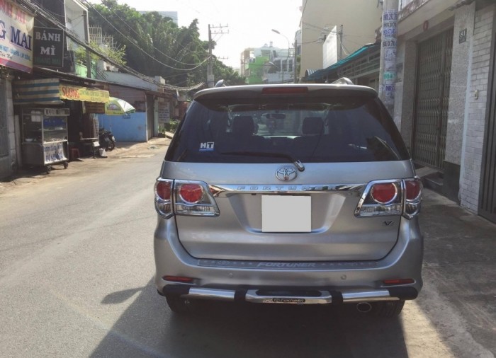 Nhà cần bán xe Toyota Fortuner V 2013 tự động máy xăng