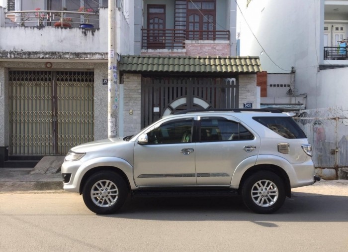 Nhà cần bán xe Toyota Fortuner V 2013 tự động máy xăng