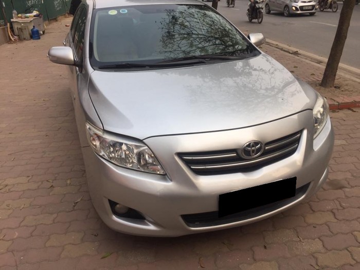 Cần bán chiếc Toyota Corolla Altis 2010 số sàn màu bạc,