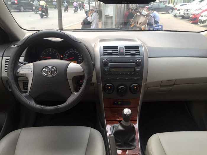 Cần bán chiếc Toyota Corolla Altis 2010 số sàn màu bạc,