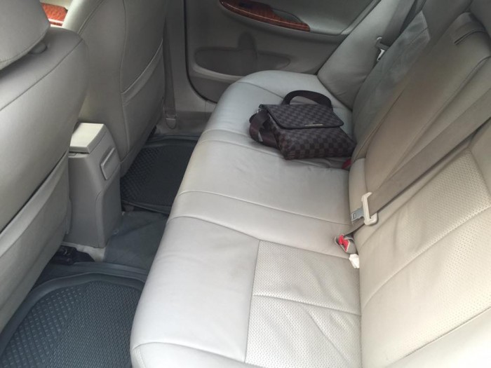 Cần bán chiếc Toyota Corolla Altis 2010 số sàn màu bạc,