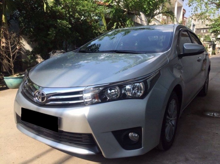 Cần bán con Toyota Altis 2015 số sàn 1.8 màu bạc zin toàn tập