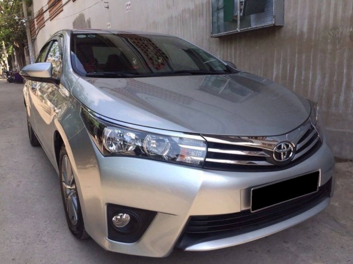 Cần bán con Toyota Altis 2015 số sàn 1.8 màu bạc zin toàn tập