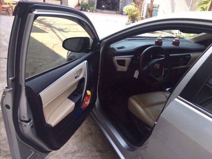 Cần bán con Toyota Altis 2015 số sàn 1.8 màu bạc zin toàn tập