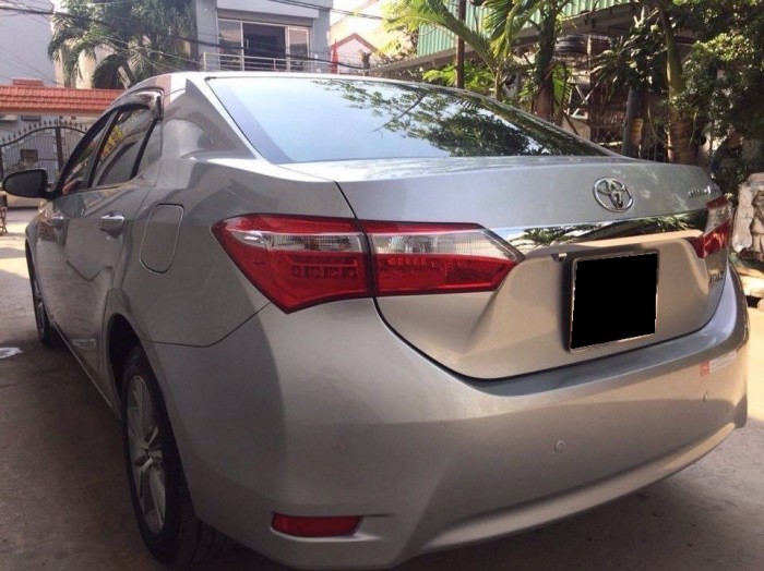 Cần bán con Toyota Altis 2015 số sàn 1.8 màu bạc zin toàn tập