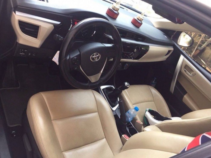 Cần bán con Toyota Altis 2015 số sàn 1.8 màu bạc zin toàn tập