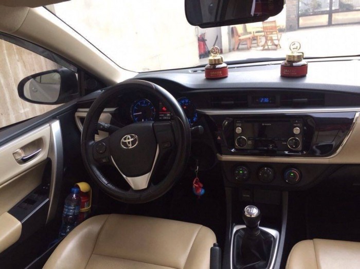 Cần bán con Toyota Altis 2015 số sàn 1.8 màu bạc zin toàn tập