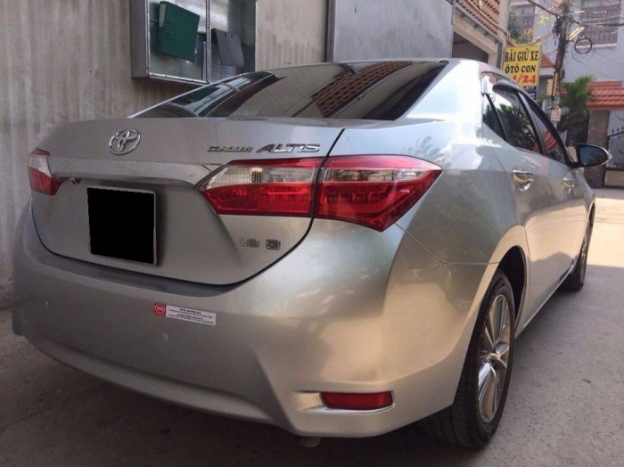 Cần bán con Toyota Altis 2015 số sàn 1.8 màu bạc zin toàn tập
