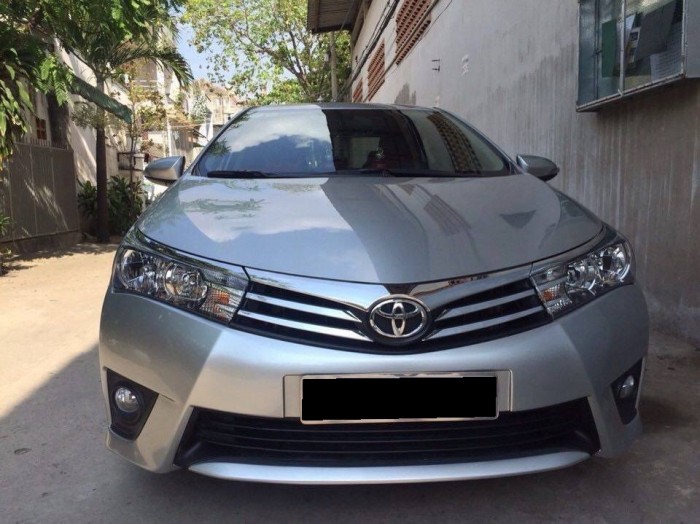 Cần bán con Toyota Altis 2015 số sàn 1.8 màu bạc zin toàn tập