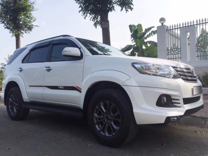 Cần bán gấp xe Toyota Fortuner 2.7V at 2016 Sportivo màu trắng